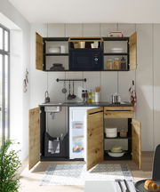 Frontale Ansicht einer kompakten Single-Küche mit Holzfronten, integriertem Kühlschrank, Spüle und Mikrowelle, ideal für kleine Räume.