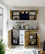 Frontale Ansicht einer kompakten Single-Küche mit Holzfronten, integriertem Kühlschrank, Spüle und Mikrowelle, ideal für kleine Räume.