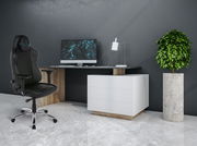 Schwarzer Gaming-Stuhl mit ergonomischem Design und verstellbaren Armlehnen, seitliche Perspektive, vor einem modernen Schreibtisch mit Computer und Lampe.