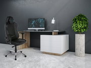 Schwarzer Gaming-Stuhl mit ergonomischem Design und verstellbaren Armlehnen, seitliche Perspektive, vor einem modernen Schreibtisch mit Computer und Lampe.