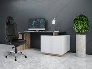 Schwarzer Gaming-Stuhl mit ergonomischem Design und verstellbaren Armlehnen, seitliche Perspektive, vor einem modernen Schreibtisch mit Computer und Lampe.