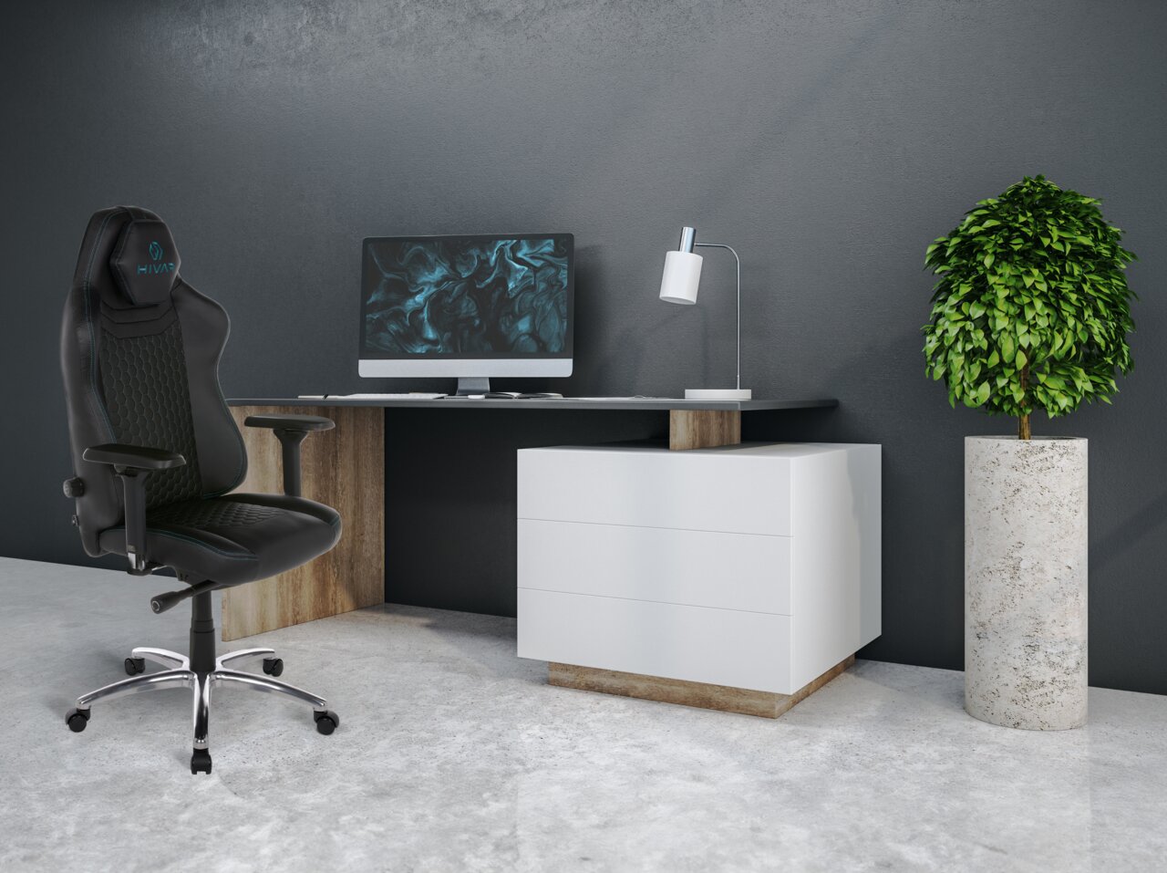 HIVAR Gaming Stuhl ORBICAL Schwarzer Gaming-Stuhl mit ergonomischem Design und verstellbaren Armlehnen, seitliche Perspektive, vor einem modernen Schreibtisch mit Computer und Lampe.