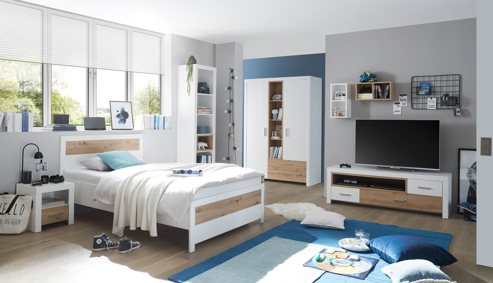 Moderne Nachtkommode in einem hellen Schlafzimmer, seitliche Perspektive