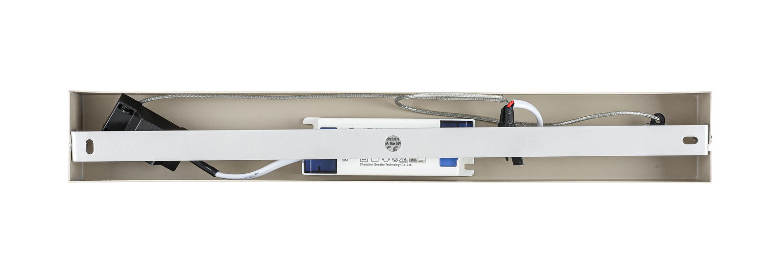 LED-Hängeleuchte von oben mit sichtbaren Kabeln und Befestigungselementen