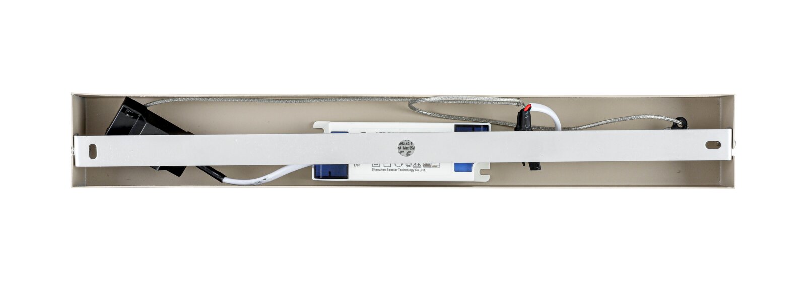LED-hanglamp, gezien van bovenaf, met zichtbare kabels en bevestigingsmaterialen