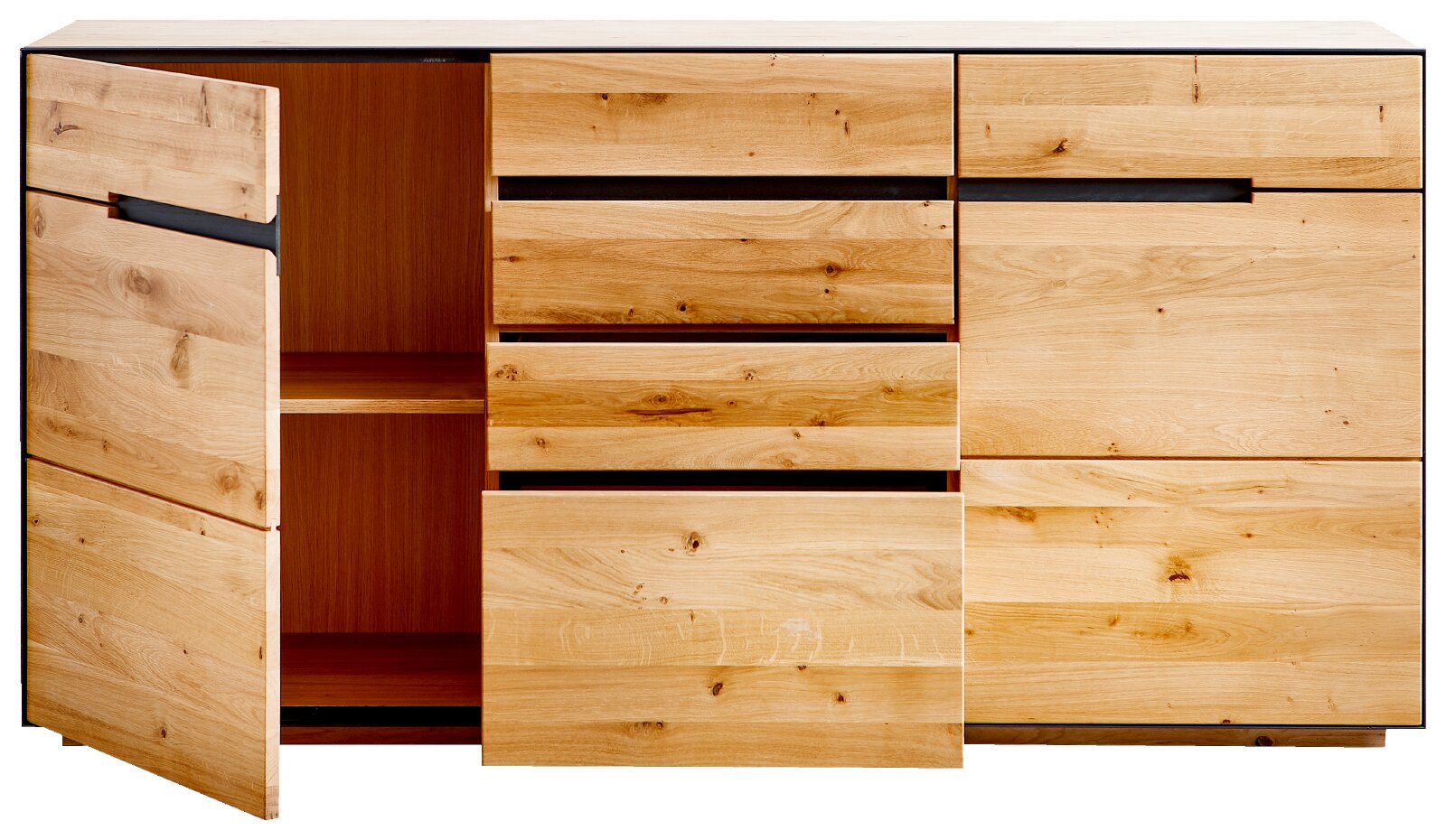 Massief houten dressoir/commode met natuurlijke houtnerf en zwarte accenten, links een open kastdeur en in het midden meerdere lades half open, vooraanzicht in lichte hoekperspectief op transparante achtergrond