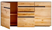Massief houten dressoir/commode met natuurlijke houtnerf en zwarte accenten, links een open kastdeur en in het midden meerdere lades half open, vooraanzicht in lichte hoekperspectief op transparante achtergrond