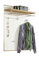 Garderobenpaneel mit Holzablage, Kleiderhaken und Kleiderstange, frontal betrachtet. Dekoriert mit Jacke, Schal und Schmuck.