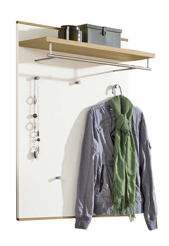 Garderobenpaneel mit Holzablage, Kleiderhaken und Kleiderstange, frontal betrachtet. Dekoriert mit Jacke, Schal und Schmuck.