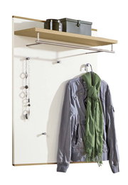 Garderobenpaneel mit Holzablage, Kleiderhaken und Kleiderstange, frontal betrachtet. Dekoriert mit Jacke, Schal und Schmuck.