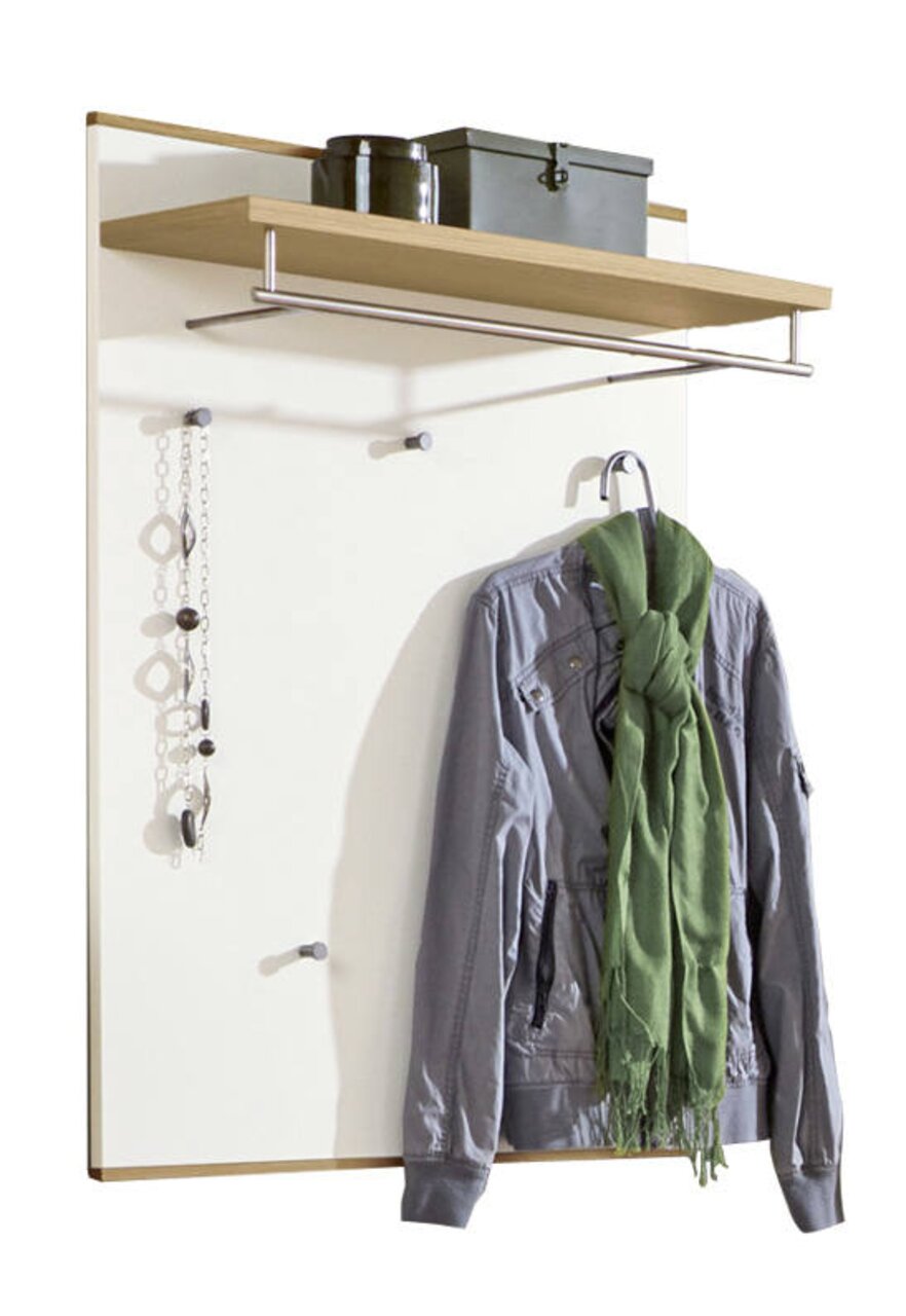 Garderobenpaneel mit Holzablage, Kleiderhaken und Kleiderstange, frontal betrachtet. Dekoriert mit Jacke, Schal und Schmuck.