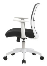 Moderner Drehstuhl in Seitenansicht mit schwarzem Sitz und weißem Gestell.