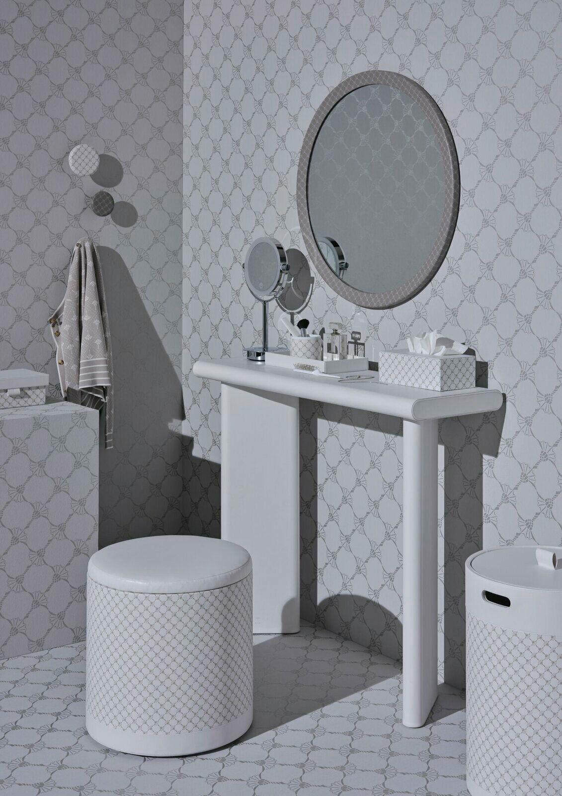 Ein stilvoll eingerichtetes Badezimmer mit einem runden Spiegel, einem weißen Hocker und einem weißen Porzellanbecher auf einem Waschtisch, seitliche Perspektive.