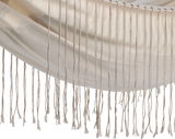 Nahaufnahme einer Hängematte aus Polyester-Baumwoll-Mischung mit Fransen, seitliche Perspektive