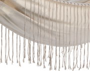 Nahaufnahme einer Hängematte aus Polyester-Baumwoll-Mischung mit Fransen, seitliche Perspektive