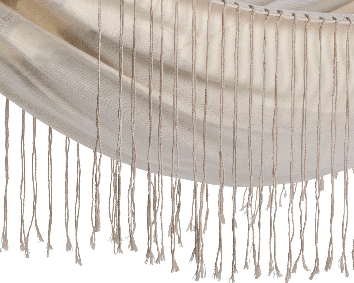Nahaufnahme einer Hängematte aus Polyester-Baumwoll-Mischung mit Fransen, seitliche Perspektive