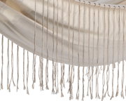 Nahaufnahme einer Hängematte aus Polyester-Baumwoll-Mischung mit Fransen, seitliche Perspektive