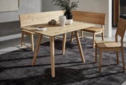 Houten hoekbank in een moderne eetkamer, gezien van links vooraan