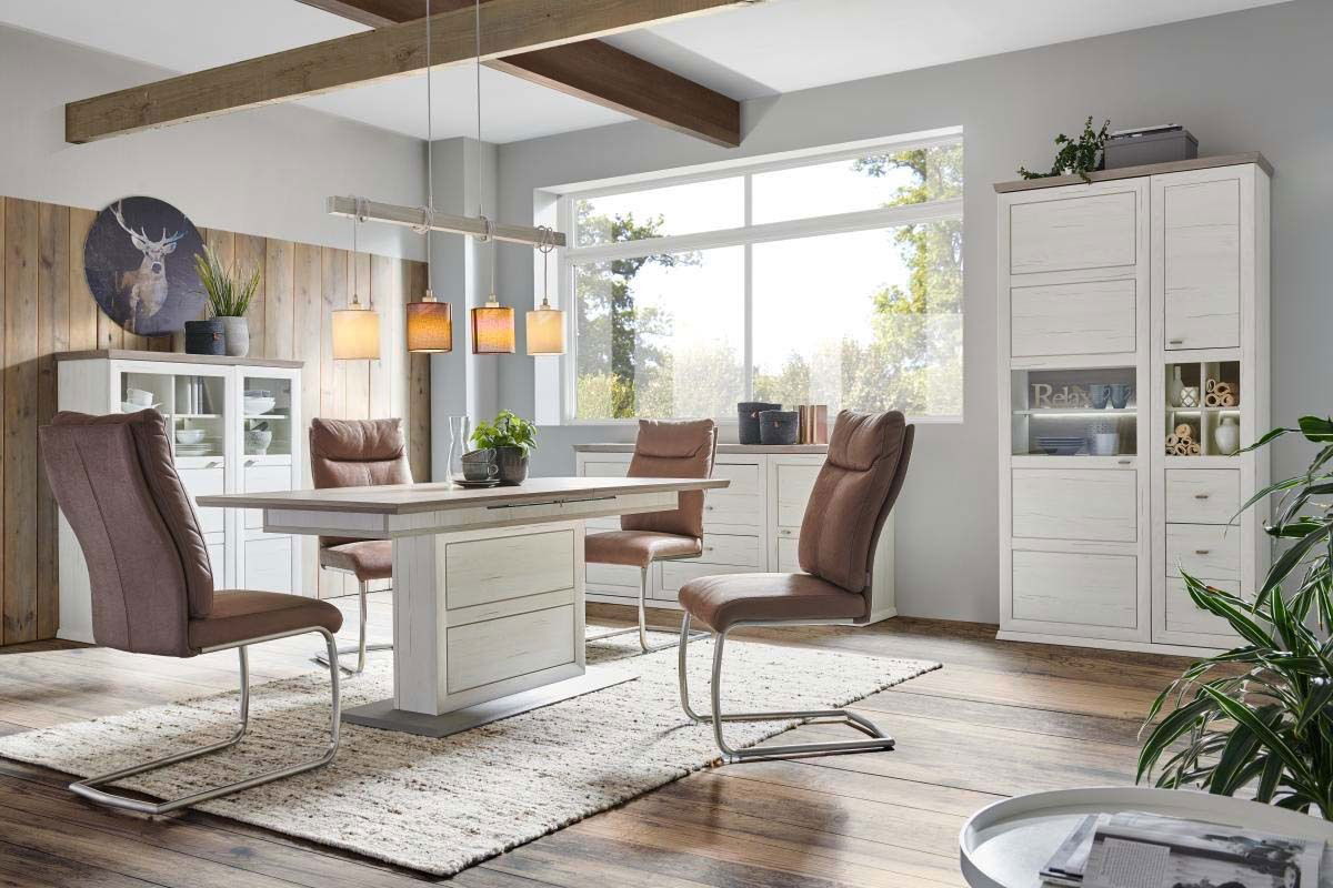 Hom´in Funktions-Esstisch CAMRON Moderner Funktions-Esstisch in einem stilvollen Esszimmer mit vier gepolsterten Stühlen, Holzdecke und großen Fenstern, seitliche Perspektive.