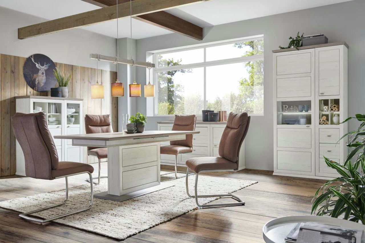 Hom´in Funktions-Esstisch CAMRON Moderner Funktions-Esstisch in einem stilvollen Esszimmer mit vier gepolsterten Stühlen, Holzdecke und großen Fenstern, seitliche Perspektive.