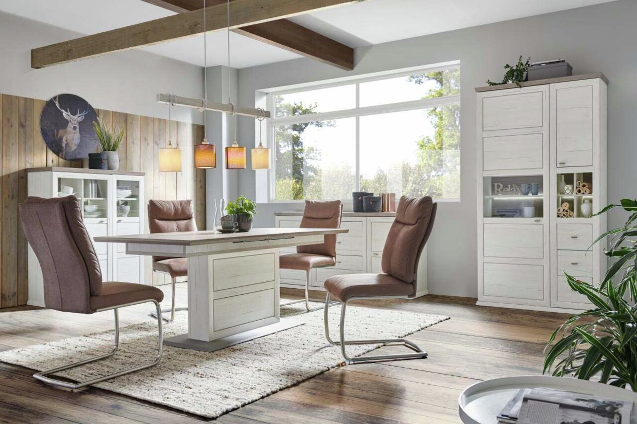 Hom´in Funktions-Esstisch CAMRON Moderner Funktions-Esstisch in einem stilvollen Esszimmer mit vier gepolsterten Stühlen, Holzdecke und großen Fenstern, seitliche Perspektive.