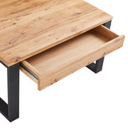Holz-Couchtisch mit schwarzem Metallgestell und offener Schublade, Perspektive von oben.