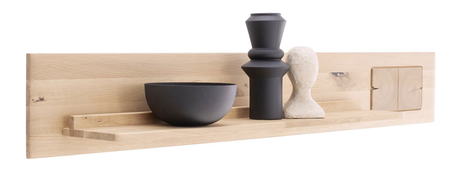 Wandboard aus hellem Holz mit dekorativen Objekten, seitliche Perspektive