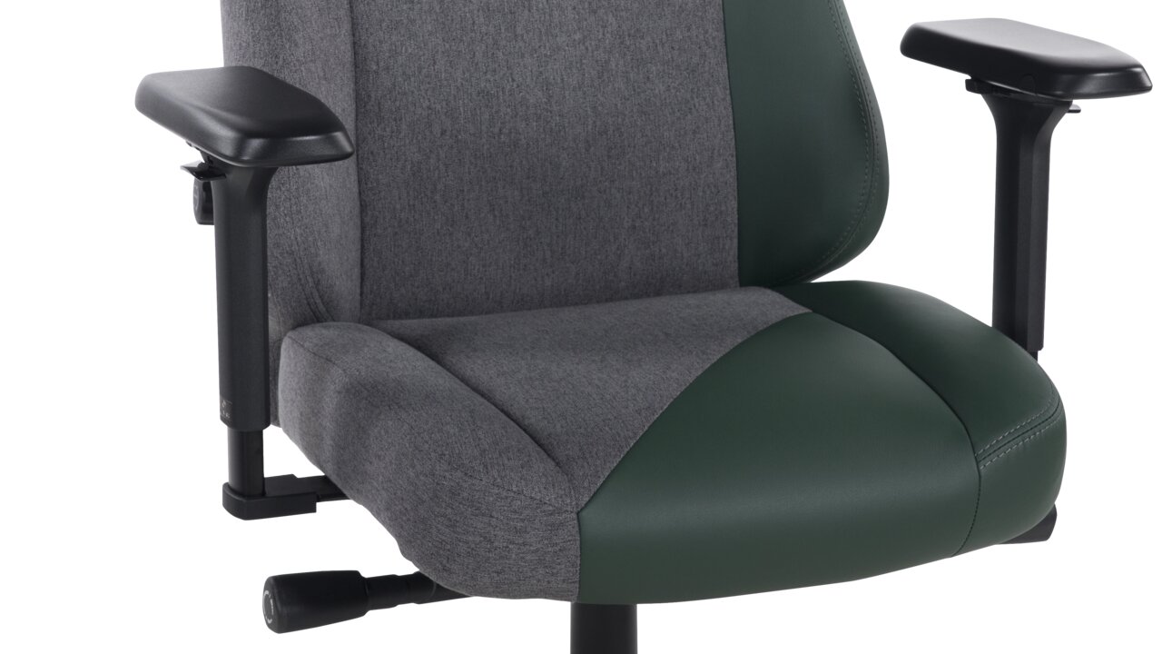 Gaming Stuhl in Vorderansicht mit grauem Stoff und grünen Lederakzenten, verstellbaren Armlehnen und ergonomischem Design.