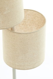 Nahaufnahme von zwei übereinanderliegenden, zylindrischen Lampenschirmen aus beigem Stoff, Teil einer Stehleuchte.