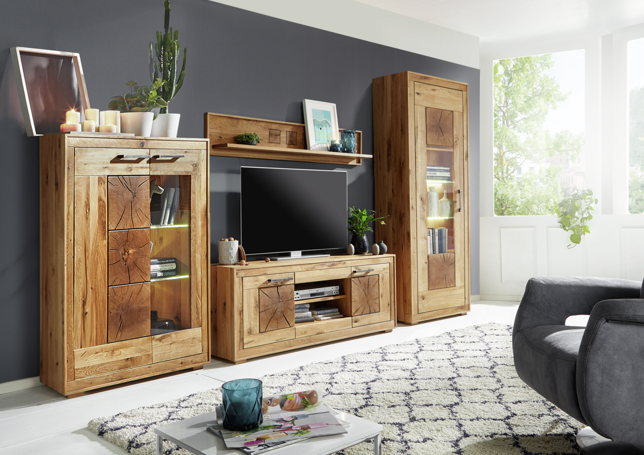 Landscape Highboard I-L MERAN Wohnzimmeransicht mit moderner Holzmöbelkombination, bestehend aus Vitrine, TV-Element und Wandboard, in natürlichem Holzton. Perspektive von vorne.
