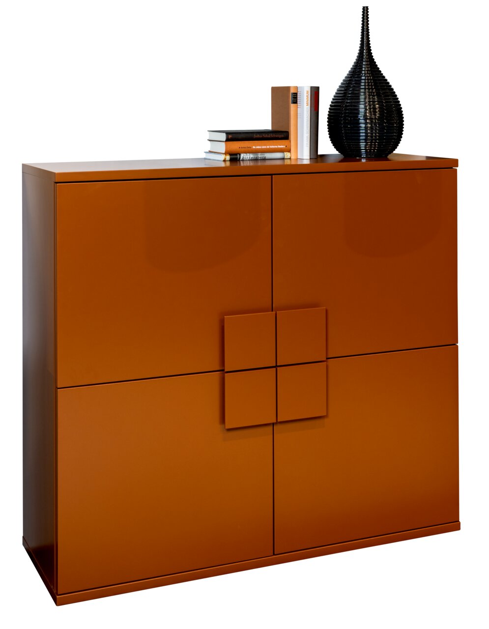 Modernes Highboard in warmem Braunton mit geometrischem Design, dekoriert mit Büchern und einer Vase, seitliche Perspektive