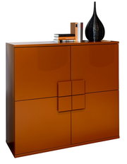 Modernes Highboard in warmem Braunton mit geometrischem Design, dekoriert mit Büchern und einer Vase, seitliche Perspektive