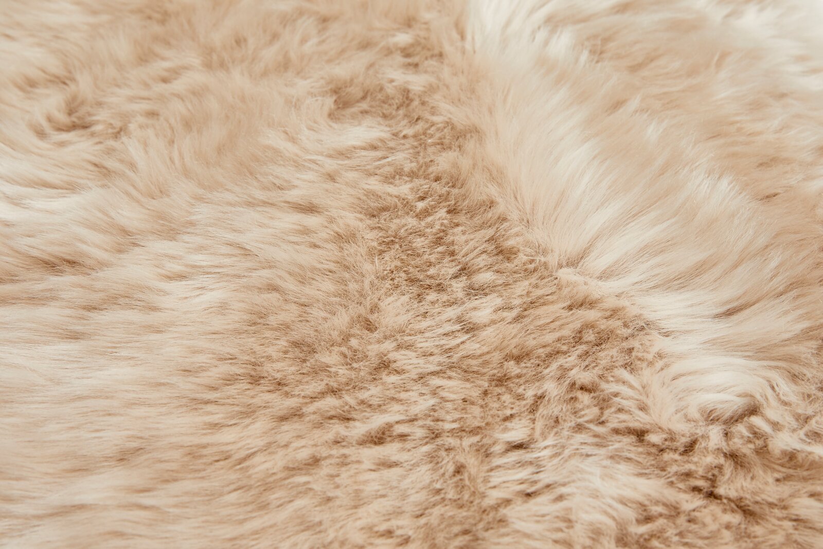 Luxor living Schapenvacht 85 cm FELLE Close-up van een beige schapenvacht met een zachte, donzige textuur.