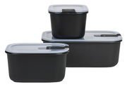 Drei schwarze Frischhaltedosen mit transparenten Deckeln, gestapelt in einer leicht seitlichen Perspektive.