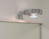 LED Bad- und Spiegelklemmleuchte in seitlicher Perspektive, montiert über einem Spiegel mit modernem, chromfarbenem Design.