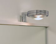 LED Bad- und Spiegelklemmleuchte in seitlicher Perspektive, montiert über einem Spiegel mit modernem, chromfarbenem Design.