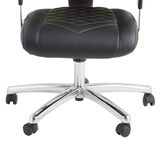 Gaming Stuhl mit schwarzem Sitzpolster und verchromtem Fußkreuz, seitliche Perspektive