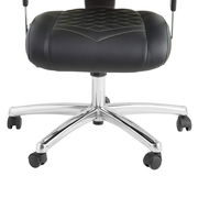 Gaming Stuhl mit schwarzem Sitzpolster und verchromtem Fußkreuz, seitliche Perspektive