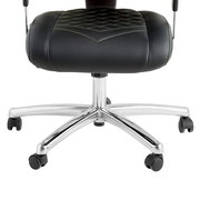 Gaming Stuhl mit schwarzem Sitzpolster und verchromtem Fußkreuz, seitliche Perspektive