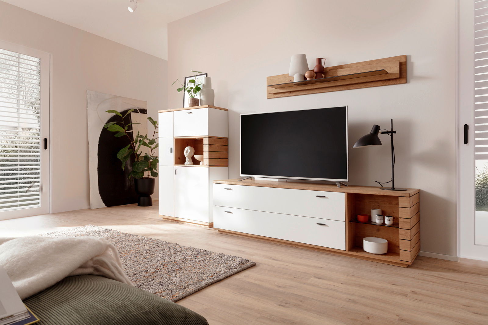 Moderne Wandkombination aus Holz und Weiß mit TV, Regalen und Dekorationen, seitliche Perspektive