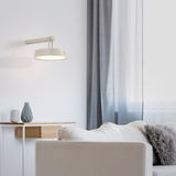 Moderne Wandleuchte ARMA in einem stilvollen Wohnzimmer, seitliche Perspektive.