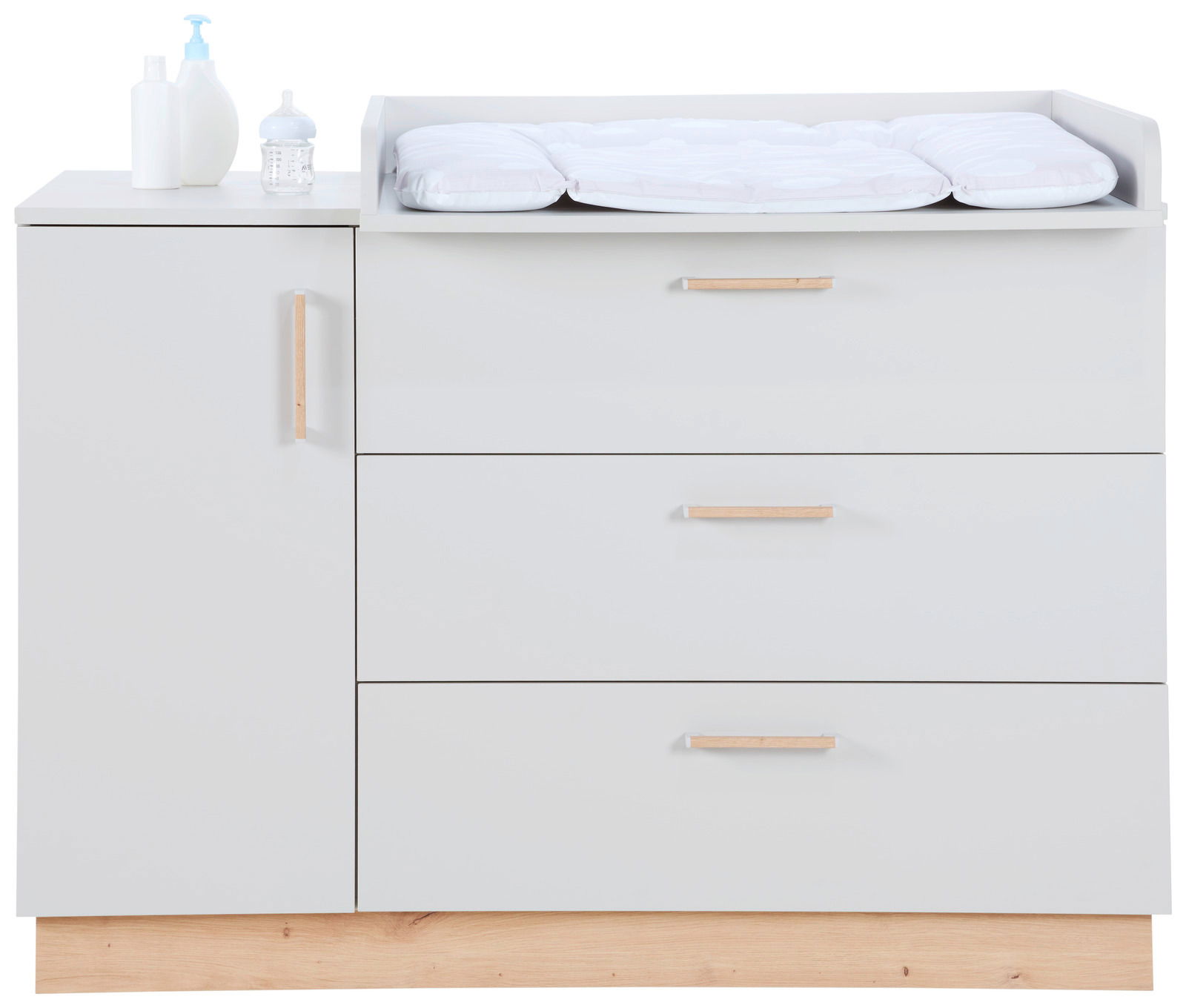 MyBaby Wickelkommode LEO Weiße Wickelkommode mit drei Schubladen und einer Tür, von vorne gesehen, mit Wickelauflage und Pflegeprodukten auf der Ablage.