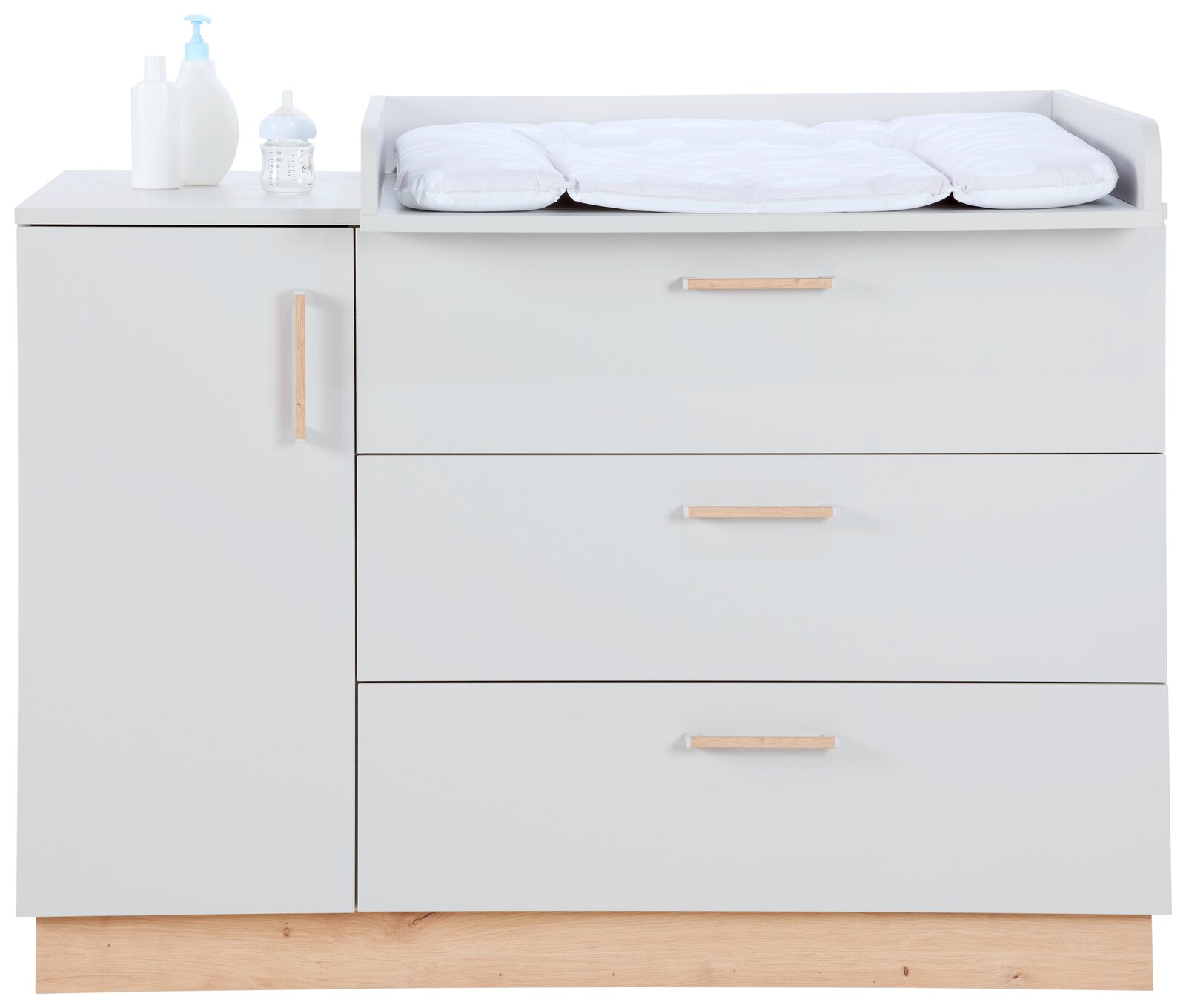 MyBaby Wickelkommode LEO Weiße Wickelkommode mit drei Schubladen und einer Tür, von vorne gesehen, mit Wickelauflage und Pflegeprodukten auf der Ablage.