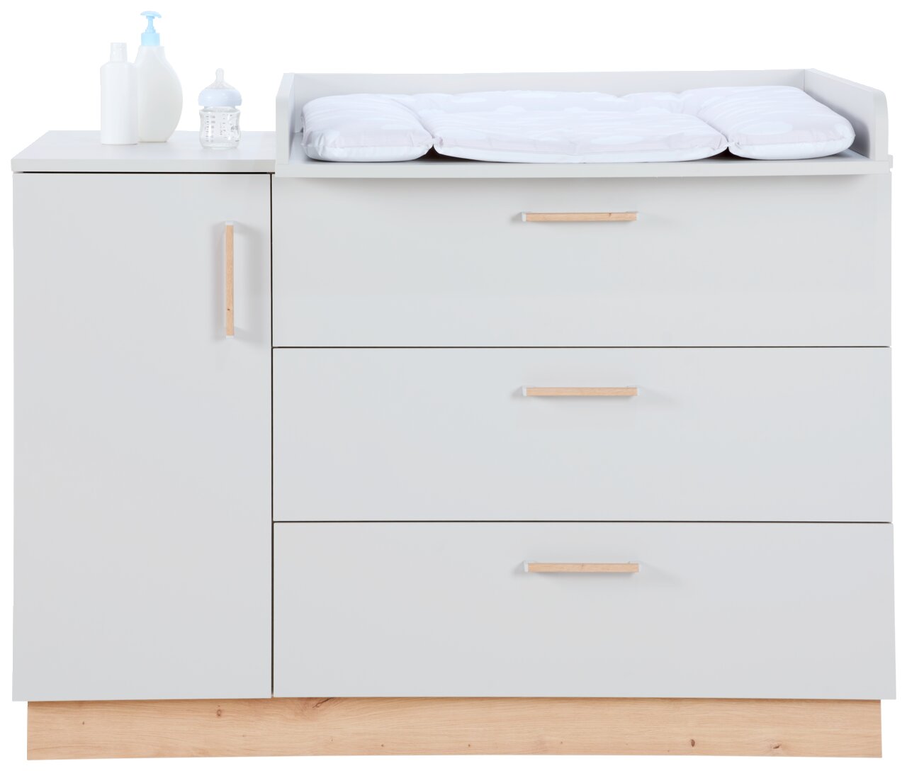 MyBaby Wickelkommode LEO Weiße Wickelkommode mit drei Schubladen und einer Tür, von vorne gesehen, mit Wickelauflage und Pflegeprodukten auf der Ablage.