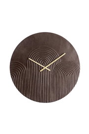 Runde Wanduhr mit strukturiertem, braunem Zifferblatt und goldenen Zeigern, Vorderansicht