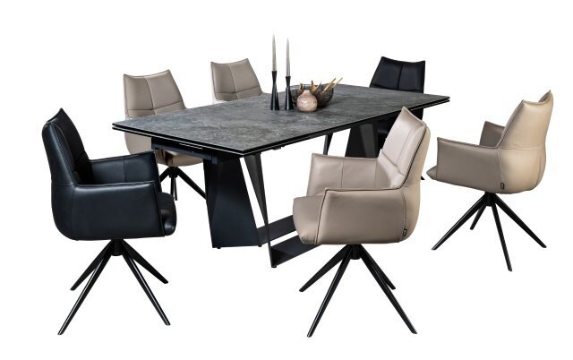 Modernes Esszimmer-Set mit rechteckigem Esstisch in dunkler Steinoptik und sechs gepolsterten Drehstühlen in Schwarz und Beige, freigestellt vor weißem Hintergrund, seitliche Perspektive