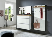 Modernes Flur-Set in Weiß mit Holzablage: links eine Kommode mit drei Schubladen und großem Spiegel, rechts eine Wandgarderobe mit Ablage, Haken und hängender Tasche; Perspektive: frontale, leicht seitliche Raumansicht.