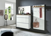Modernes Flur-Set in Weiß mit Holzablage: links eine Kommode mit drei Schubladen und großem Spiegel, rechts eine Wandgarderobe mit Ablage, Haken und hängender Tasche; Perspektive: frontale, leicht seitliche Raumansicht.