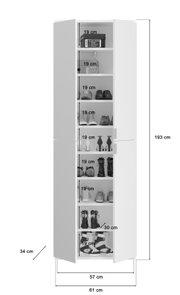 Schmaler, hoher Schuhschrank mit mehreren Fächern, gefüllt mit verschiedenen Schuhen, von vorne betrachtet. Maße: 193 cm hoch, 61 cm breit, 34 cm tief.