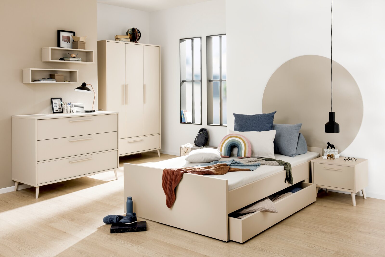 Paidi Kleiderschrank EEFJE Modernes Schlafzimmer-Set in Creme/Beige mit Einzelbett inklusive ausziehbarer Schublade, Nachttisch, Kommode und Kleiderschrank, fotografiert in heller Raumansicht aus schräger Frontperspektive.